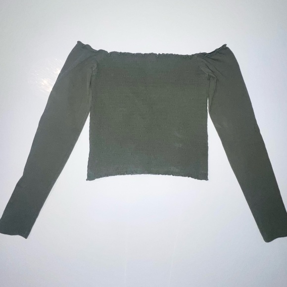 Hollister Smocked Off The Shoulder Long Sleeve Crop Top - Picture 4 of 8
